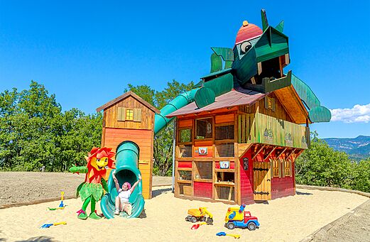Thematische speeltuin met glijbaan en zand op camping CLICOCHIC Couriou in Recoubeau-Jansac.