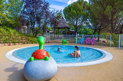 Kinderzwembad met waterspellen en schildpad op camping CLICOCHIC Couriou
