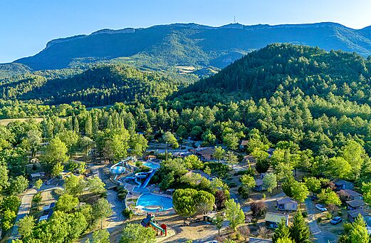 Waterpark, zwembaden en glijbanen op camping CLICOCHIC Couriou in Recoubeau-Jansac (26).
