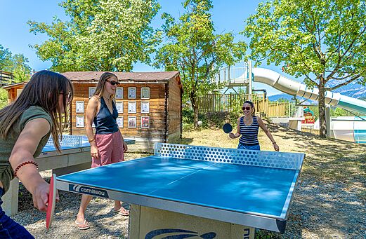 Tafeltenniswedstrijd tussen vrienden op camping CLICOCHIC Couriou in Recoubeau-Jansac (26).