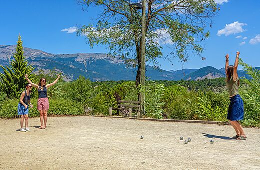 Jeu de boules baan met spelers op camping CLICOCHIC Couriou in Recoubeau-Jansac.