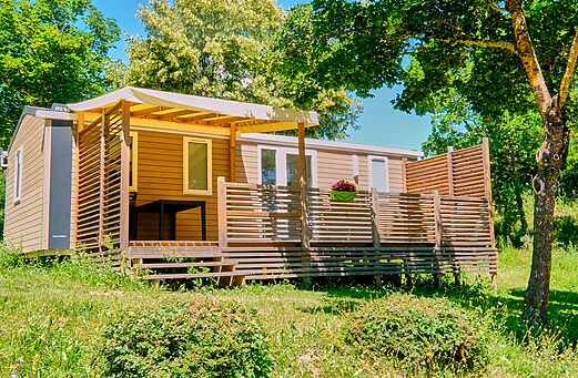 Stacaravan met schaduwrijk terras op camping CLICOCHIC Couriou in Recoubeau-Jansac (26).