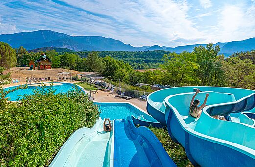 Waterglijbanen en buitenzwembad van camping CLICOCHIC Couriou in Recoubeau-Jansac (26).