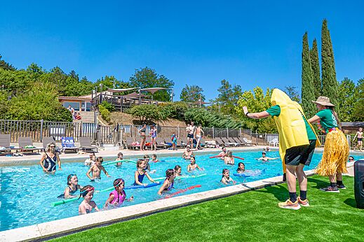 Geanimeerd zwembad met aquagym op camping CLICOCHIC Couriou in Recoubeau-Jansac.