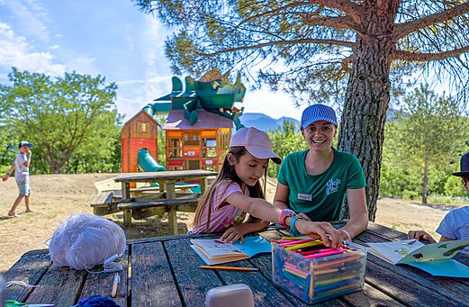 Kinderactiviteit met animator en speeltuin op camping CLICOCHIC Couriou in Recoubeau-Jansac.