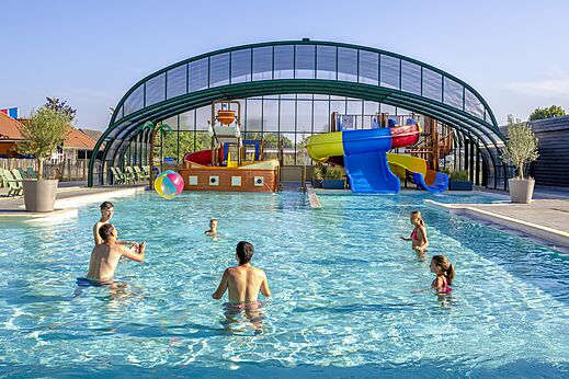 Buitenzwembad met waterglijbanen en waterspeeltuin op camping CAPFUN De Rotonde in Enspijk.