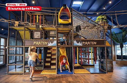 Grote binnenspeeltuin piratenthema met glijbanen op camping CAPFUN De Rotonde te Enspijk.