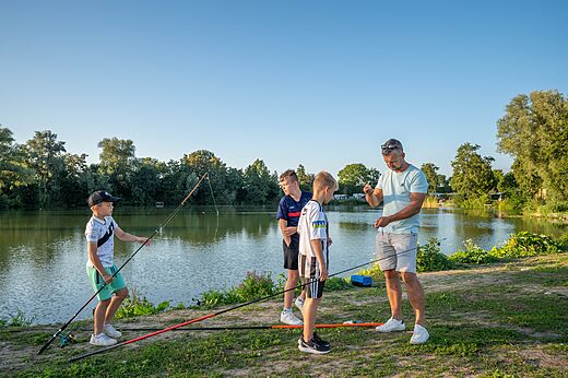 Vissen met familie aan het meer op camping CAPFUN De Rotonde in Enspijk.