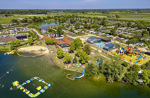 Luchtfoto meer, waterpark en speeltuin op camping CAPFUN De Rotonde in Enspijk.