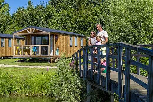 Houten stacaravan met terras op camping CAPFUN De Rotonde in Enspijk.