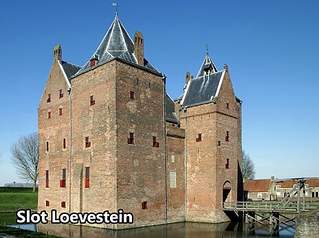 Middeleeuws kasteel Slot Loevestein met gracht en ophaalbrug, te bezoeken.
