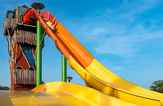 Gigantische waterglijbaan met enthousiaste vakantiegangers op camping CAPFUN Hirondelle in Oteppe. Gigantische waterglijbaan met enthousiaste vakantiegangers op camping CAPFUN Hirondelle in Oteppe.