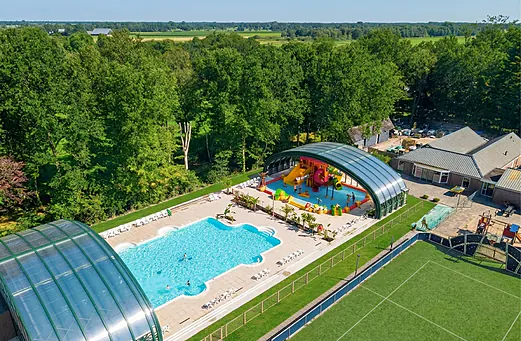 Buitenzwembad, overdekte waterzone en speeltuin op camping CAPFUN De Waldsang. Buitenzwembad, overdekte waterzone en speeltuin op camping CAPFUN De Waldsang.