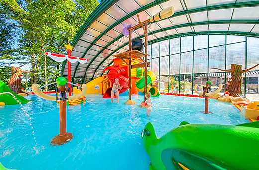 Overdekt waterpark met glijbanen en waterspellen op camping CAPFUN De Waldsang. Overdekt waterpark met glijbanen en waterspellen op camping CAPFUN De Waldsang.