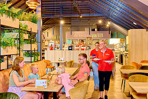 Familie eet in het moderne restaurant van camping CAPFUN Wieskamp in Winterswijk Henxel. Familie eet in het moderne restaurant van camping CAPFUN Wieskamp in Winterswijk Henxel.
