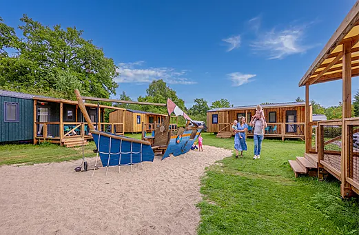 Speelboot en stacaravans op camping CAPFUN het Winkel in Winterswijk. Speelboot en stacaravans op camping CAPFUN het Winkel in Winterswijk.