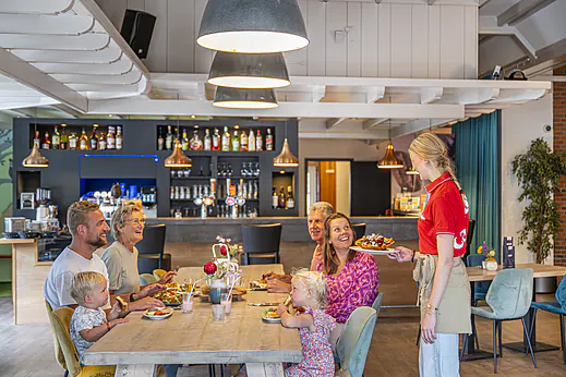 Familie dineert in het restaurant van camping CAPFUN het Winkel in Winterswijk Familie dineert in het restaurant van camping CAPFUN het Winkel in Winterswijk