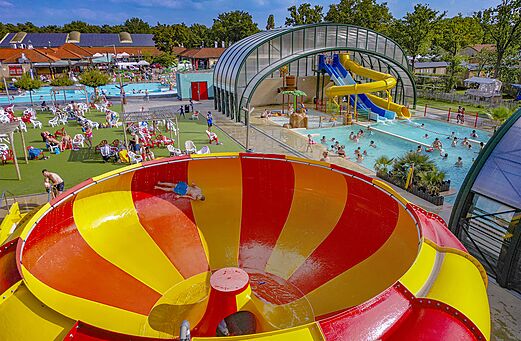 Waterglijbanen en buitenzwembaden op camping CAPFUN Wondermolen in Molenschot.