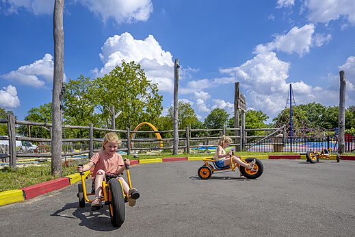 Kinderen op skelters, speeltuin op camping CAPFUN de Wondermolen in Molenschot.