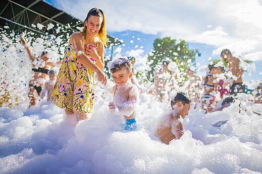 Schuimparty voor kinderen en volwassenen op camping CAPFUN de Wondermolen.