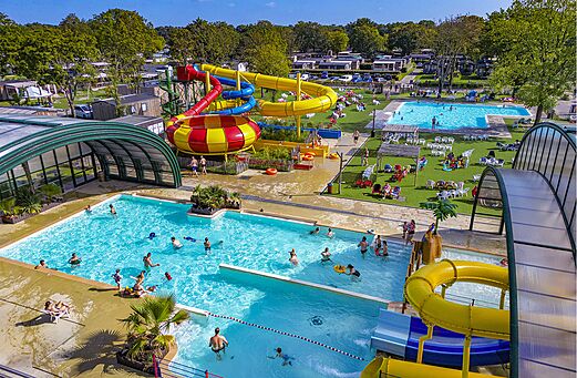 Buiten- en binnenbaden met reuzenglijbanen op camping CAPFUN de Wondermolen in Molenschot.