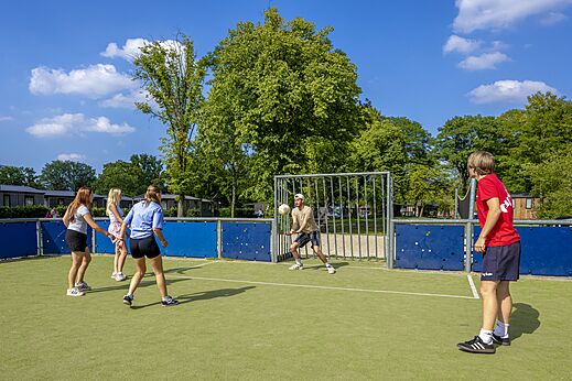 Jongeren voetballen op het multisportterrein CAPFUN van Wondermolen in Molenschot.